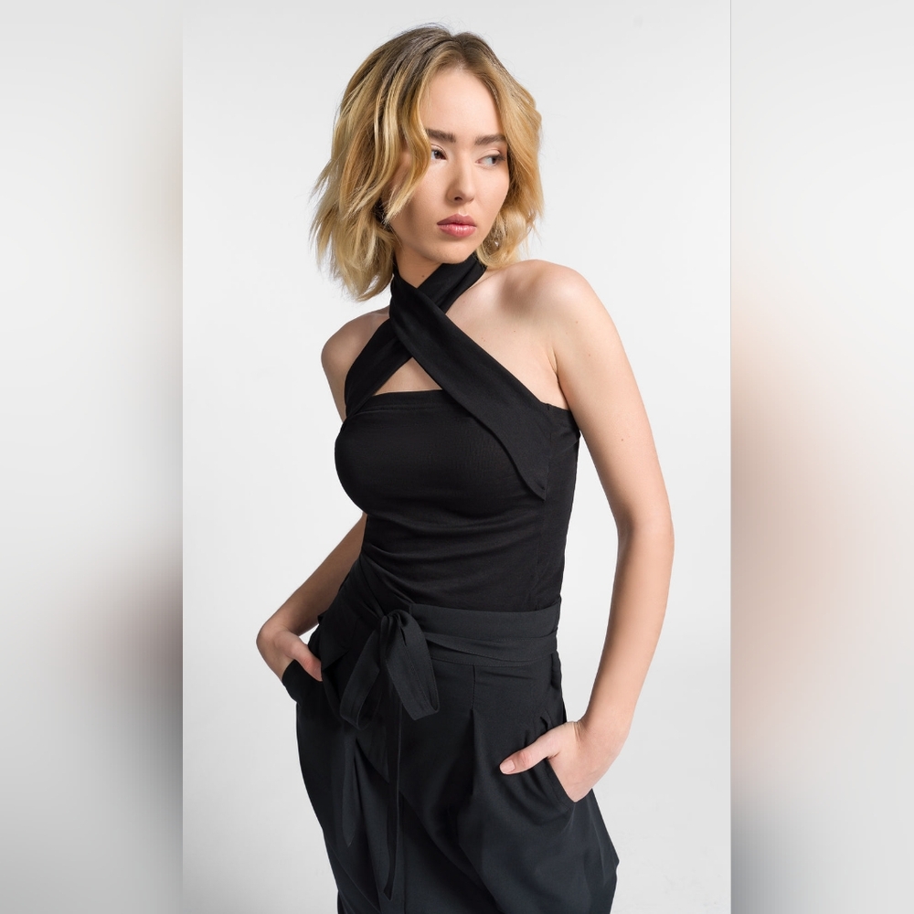 NWT AAKASHA Halter Neck Top L